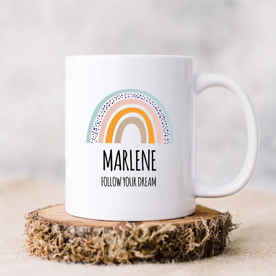 Personalisierter Kaffeebecher im Pastell-Boho-Stil mit Regenbogenmotiv und dem Spruch „Follow your Dream“, individuell mit Namen gestaltbar.