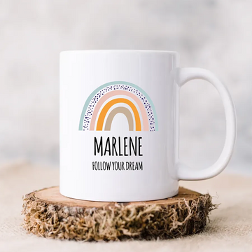 Personalisierter Kaffeebecher im Pastell-Boho-Stil mit Regenbogenmotiv und dem Spruch „Follow your Dream“, individuell mit Namen gestaltbar.