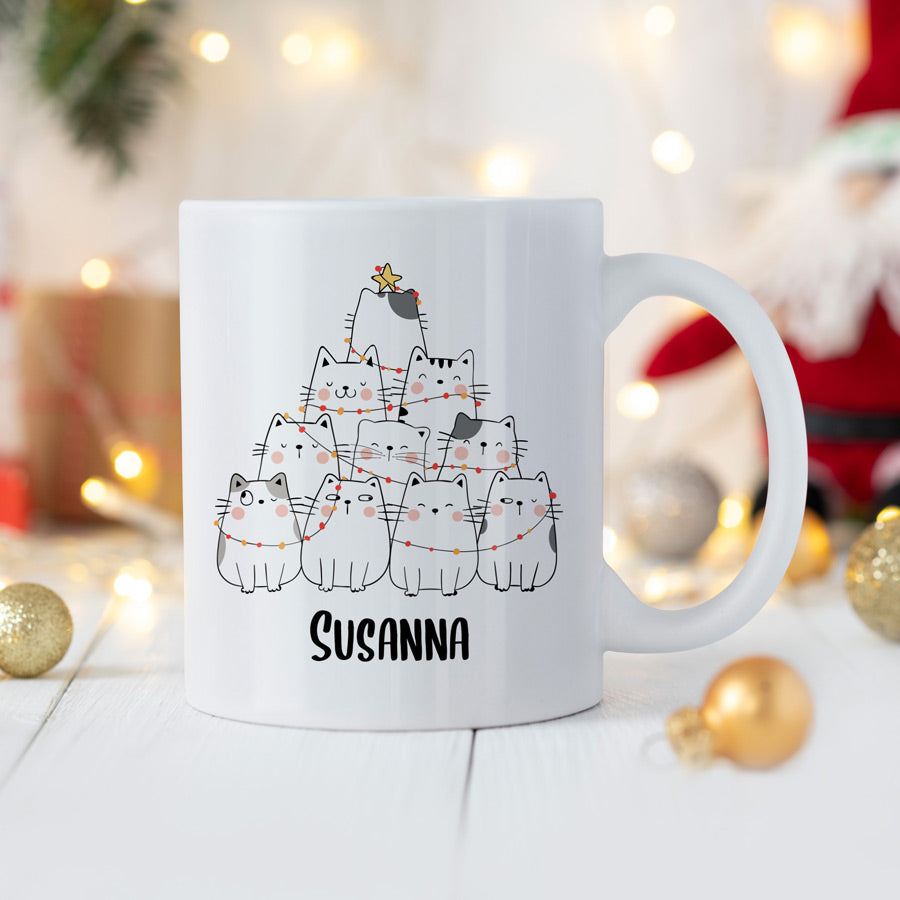 Kaffeetasse mit niedlichem Katzenmotiv personalisiert mit deinem Namen. Individuelles Weihnachtsgeschenk für Katzenliebhaber und Kaffeetrinker.