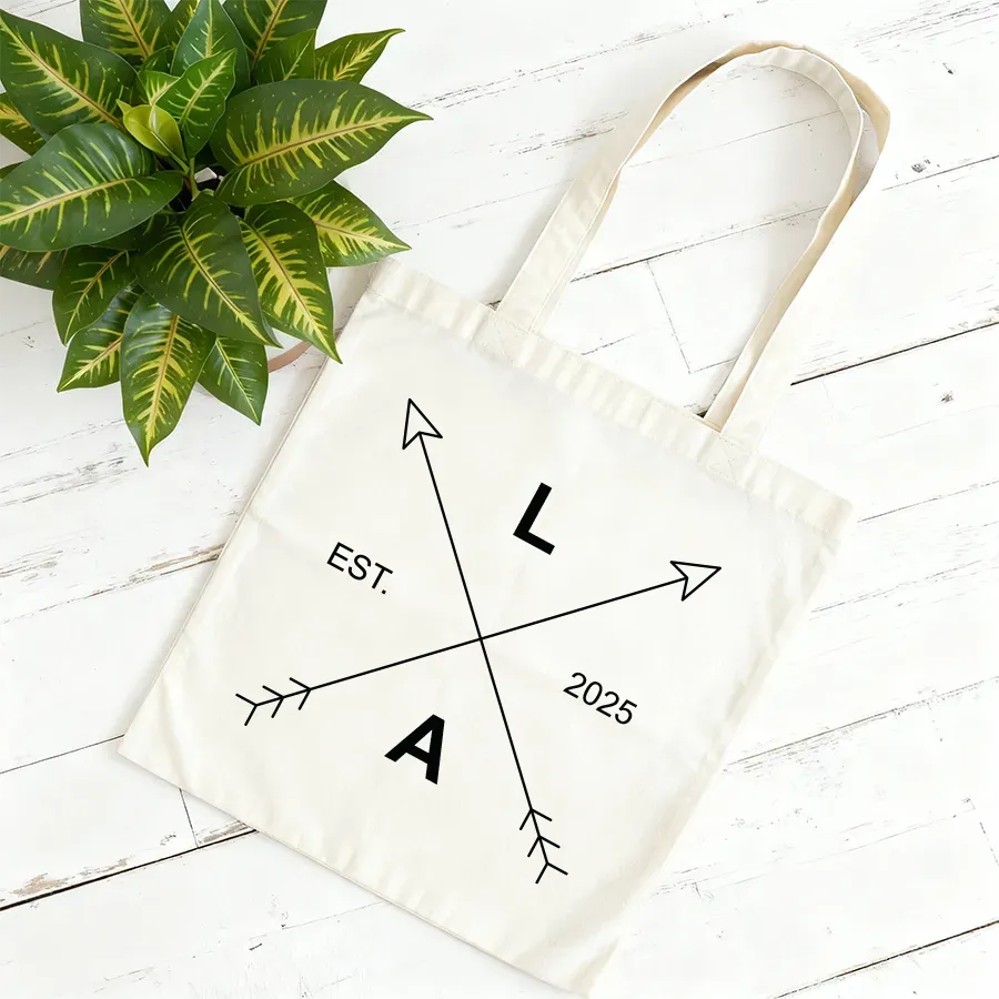 Naturfarbene Baumwolltasche zum Personalisieren mit Pfeilmotiv, Initialen und Jahreszahl – nachhaltige Geschenkidee für Hochzeit, Paare oder Geburtstage.