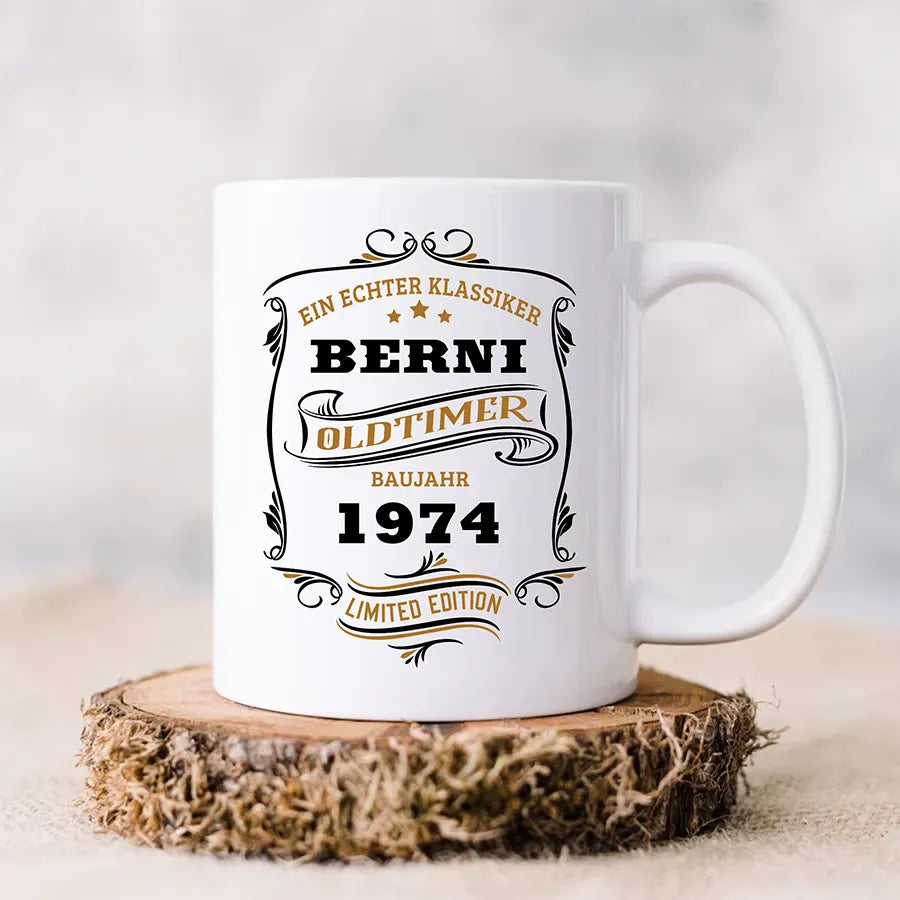 Personalisierte Tasse mit Oldtimer-Motiv als ideales Geschenk zum Geburtstag; zeigt einen klassischen Vintage-Wagen und ein nostalgisches Retro-Label im alten Design.