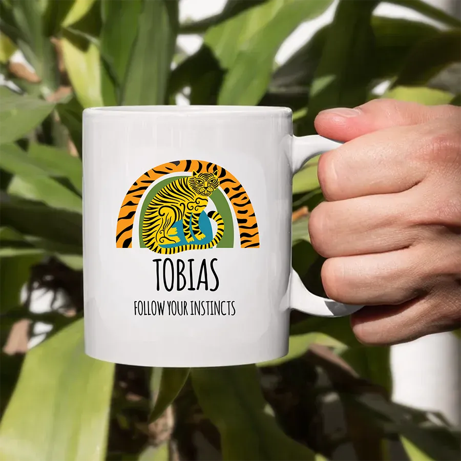 Personalisierte Tasse mit individuellem Namen, farbenfrohem Regenbogen und liebevoll illustriertem Tiger, kombiniert mit dem motivierenden Spruch ‚Follow your instincts‘ oder mit deinem eigenen Text– perfekte Geschenkidee für Tierliebhaber, Kinderzimmerdekor und einzigartige personalisierte Geschenke.