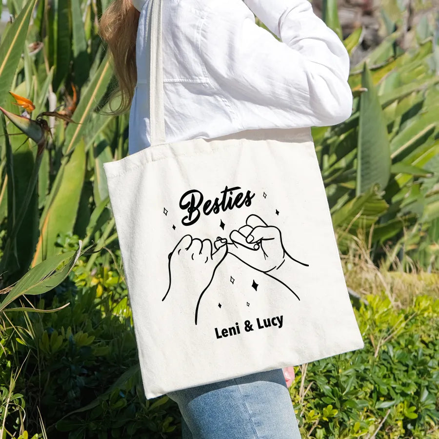 Naturfarbene Baumwolltasche mit Besties-Motiv, kleinem Fingerschwur und zwei personalisierten Namen – süßes BFF-Geschenk für beste Freundinnen.