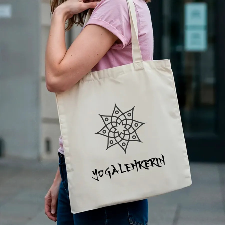 Schwarze Baumwolltasche mit personalisiertem Mandala-Motiv und Namen – ideale nachhaltige Tasche für Fitnessstudio, Gym, Einkäufe und Freizeit.